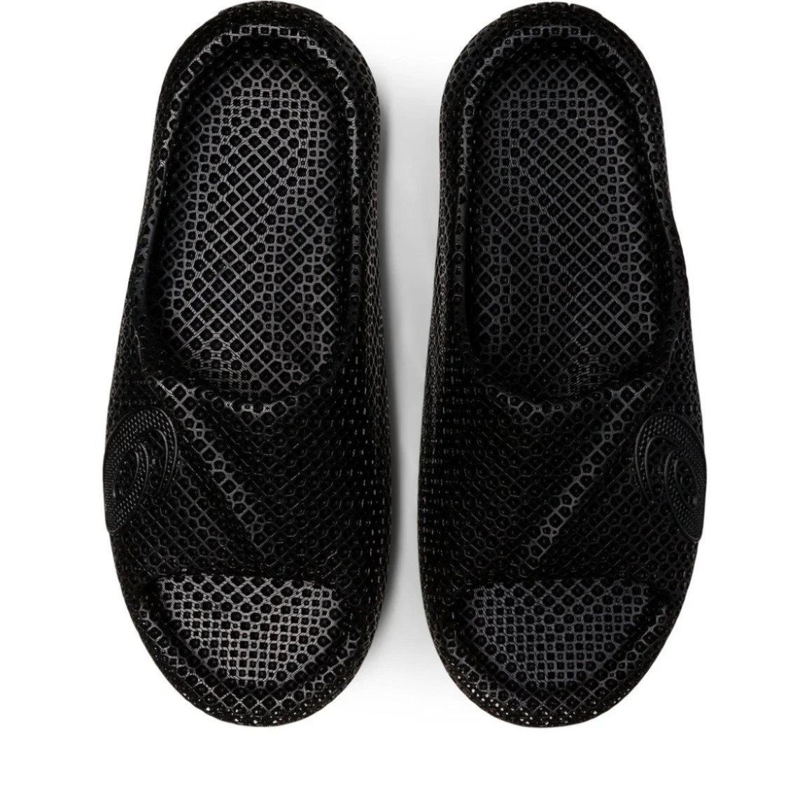 ASICS Actibreeze 3D Sandal Black - overhead top down view of both sandals showing 3D-printed lattice footbed, ASICS spiral logo on strap and open honeycomb mesh pattern